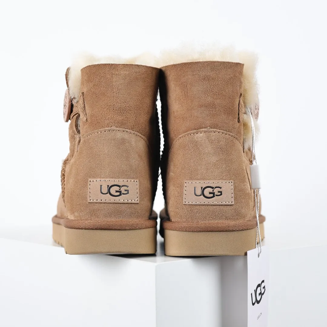 Pick up locally 💰560 Core recommended good price It is a very suitable choice for home furnishings. In the new year, uug launched a series of styles, which are partial to the preferences of young consumers and have also moved to the forefront of fashion trends. Shoe body material: water-repellent coated suede upper, 17 mm UGGPURE™ implantable wool insole, lightweight non-slip and comfortable rubber outsole, with brand LOGO and trademark, with full packaging Size: 35 36 37 38 39 40